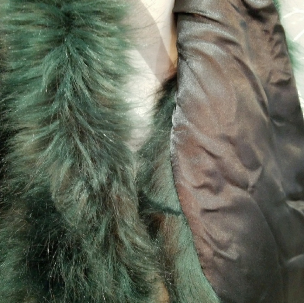 (last 2) GREEN FAUX FUR SCARF - Picture 4 of 4